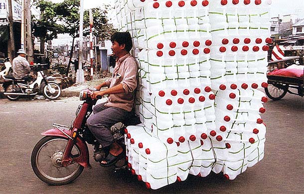 Overloaded-Vietnamese-Motorbikes-That-Defy-Logic-by-Photographer-Hans-Kemp-2