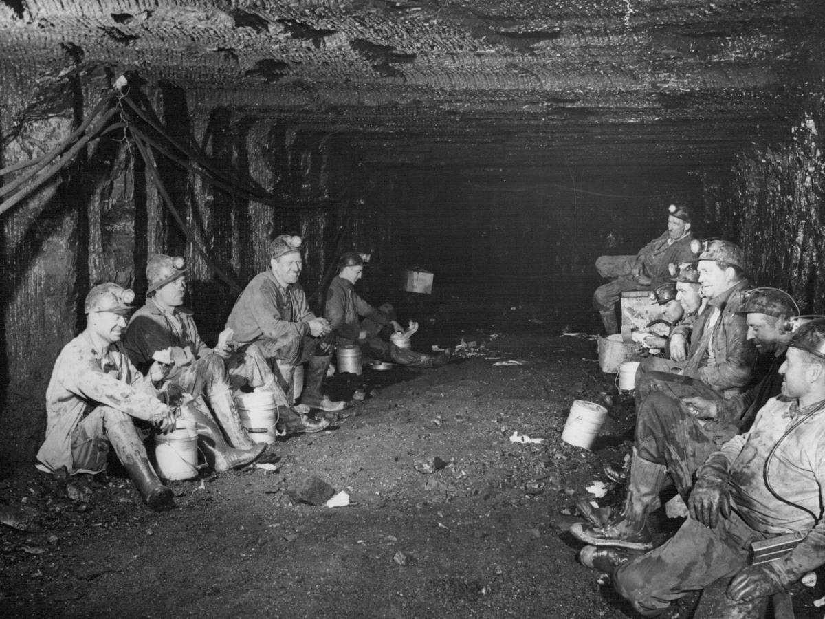 عکس 3- وقت ناهار در معدنی در کلورادو، تاریخ نامعلوم