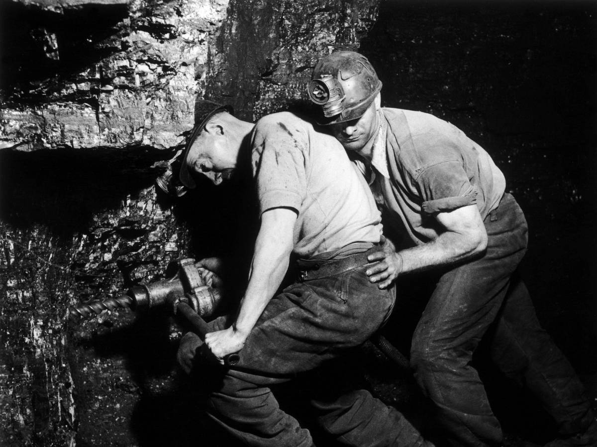کارگران بریتانیایی در حال کمک به یکدیگر، عکس 11دهه 1950