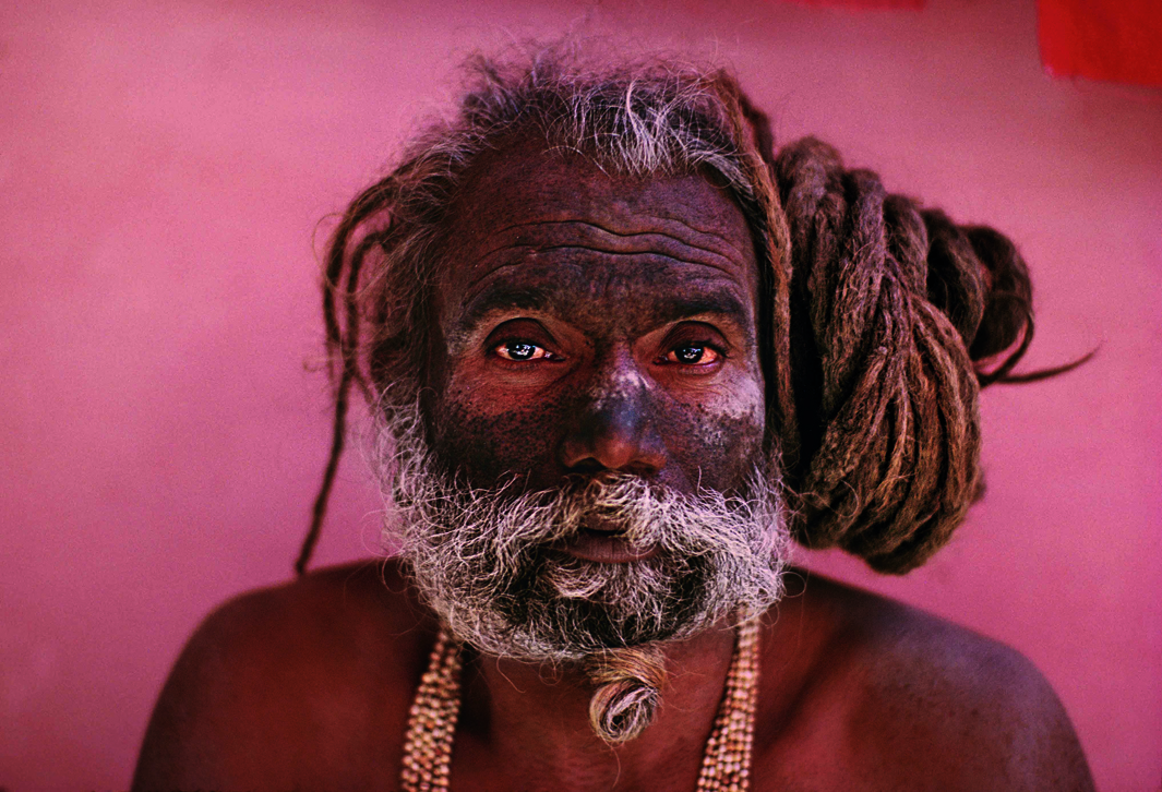 مرتاض هندی در پای کوه گیرنار، گجرات، هند، فوریه 1988.