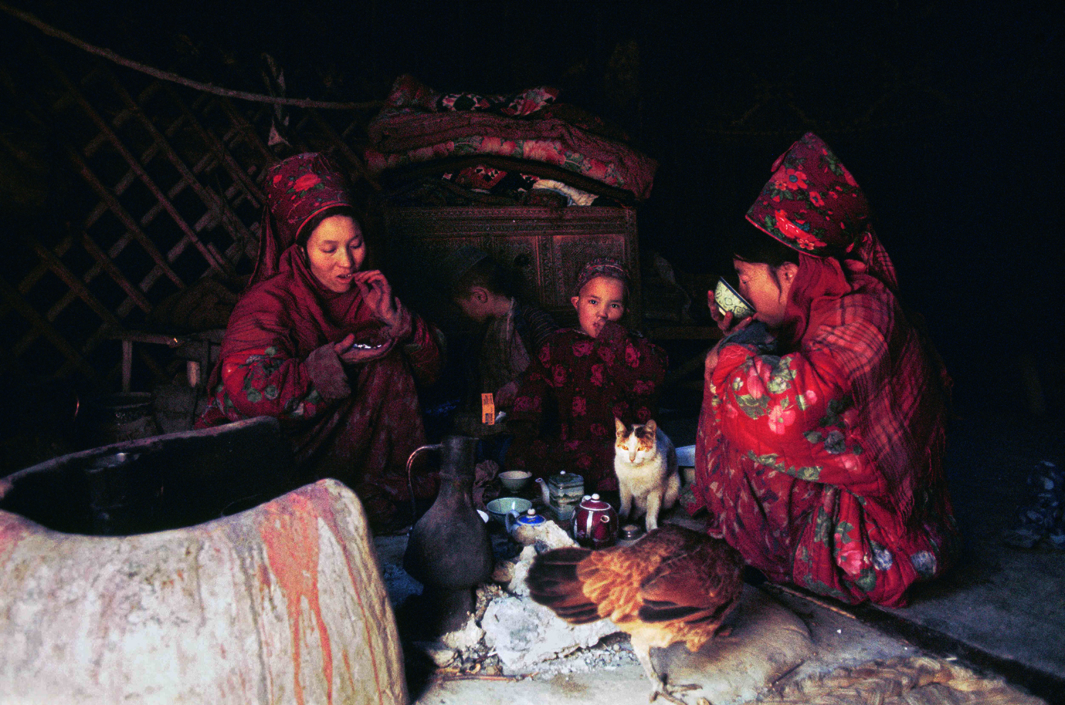 خانواده ترکمن در حال غذا خوردن در چادر، ترکستان افغانستان، سال 1973.