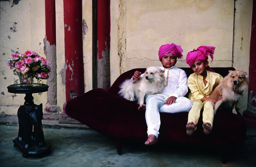 دو برادر، ویراج و سیدرات موهان، تولدشان را جشن می‌گیرند، لکهنو، اوتار پرادش، هند، سپتامبر 1987.
