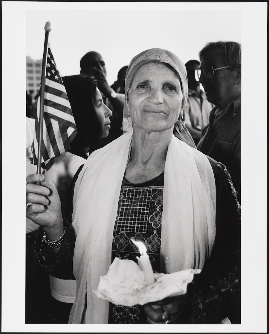 زن فلسطینی با پرچم آمریکایی، 2001، عکس: مِل روزنتال