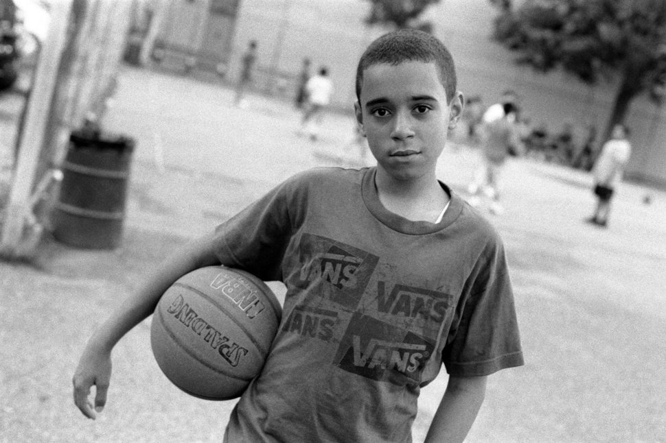 بسکتبالیست جوان در پارک کنار مسجد، بروکلین، نیویورک، 2011، عکس: رابرت گرهارت