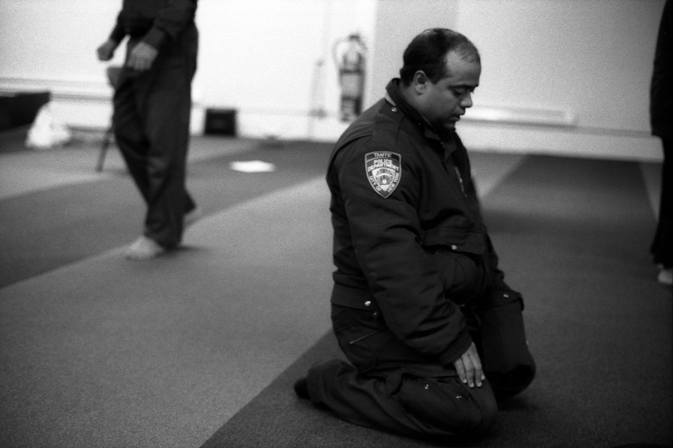افسر ترافیک NYPD سر نماز، منهتن، نیویورک، 2012، عکس: رابرت گرهارت