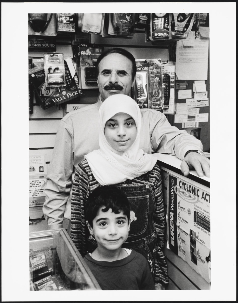 صاحب مغازه الکترونیکی B&amp;B و بچه‌هایش، بِی‌ریج، بروکلین، 1999، عکس: مِل روزنتال