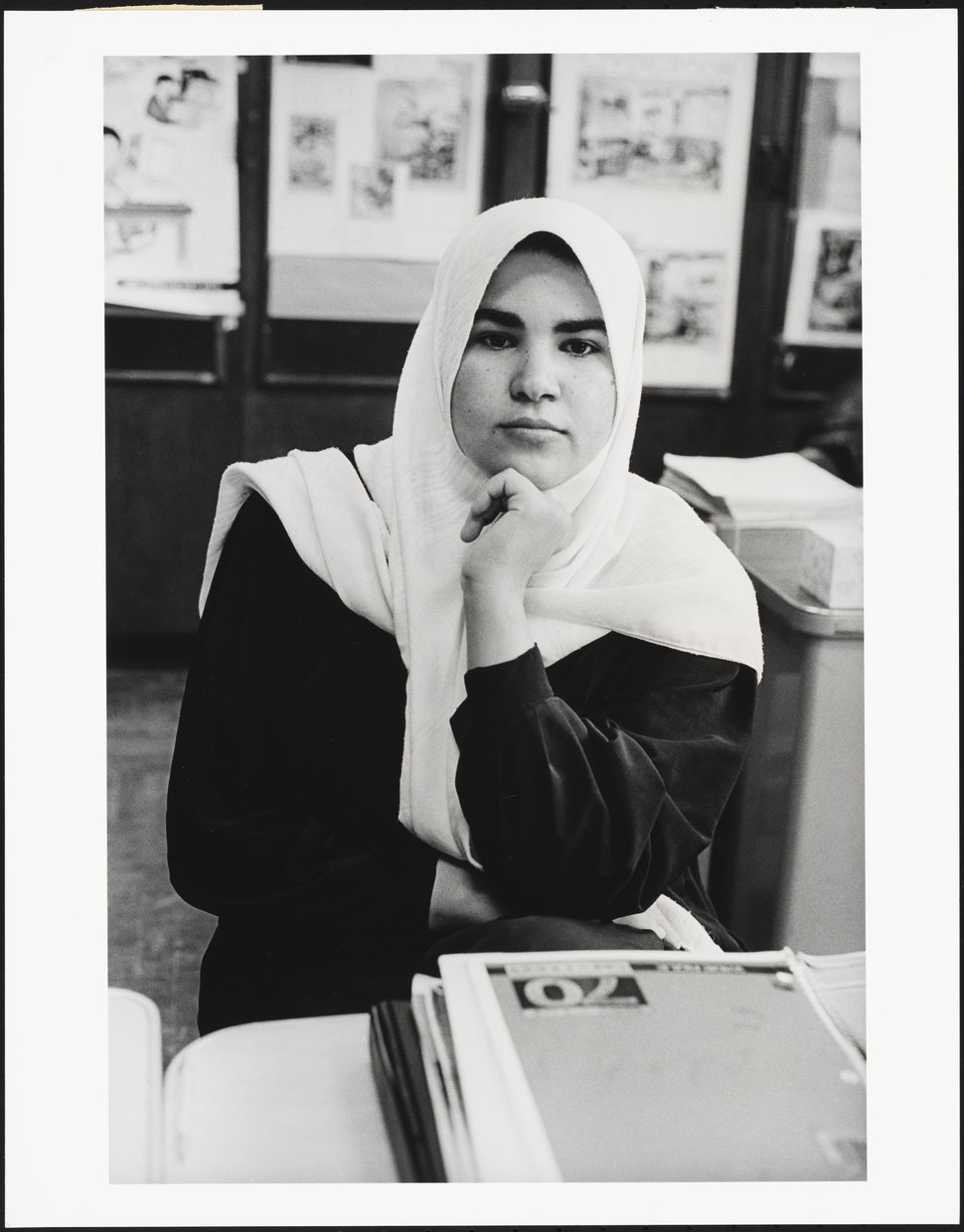 دختر مسلمان عراقی سر کلاس انگلیسی بعنوان زبان دوم، 1999، عکس: مِل روزنتال