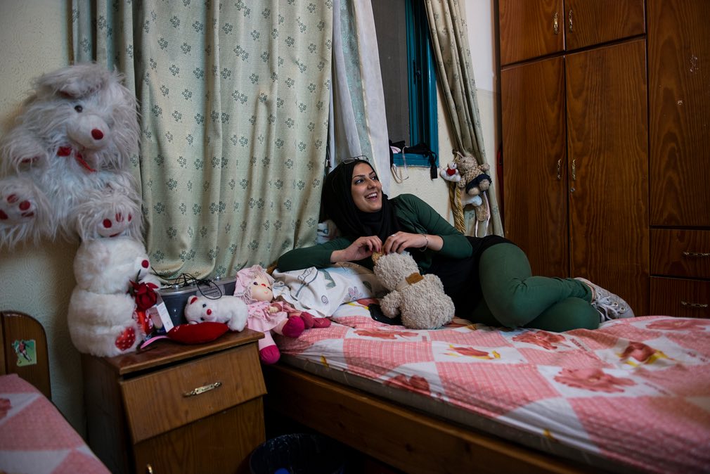 دختری در اتاق در فلسطین
