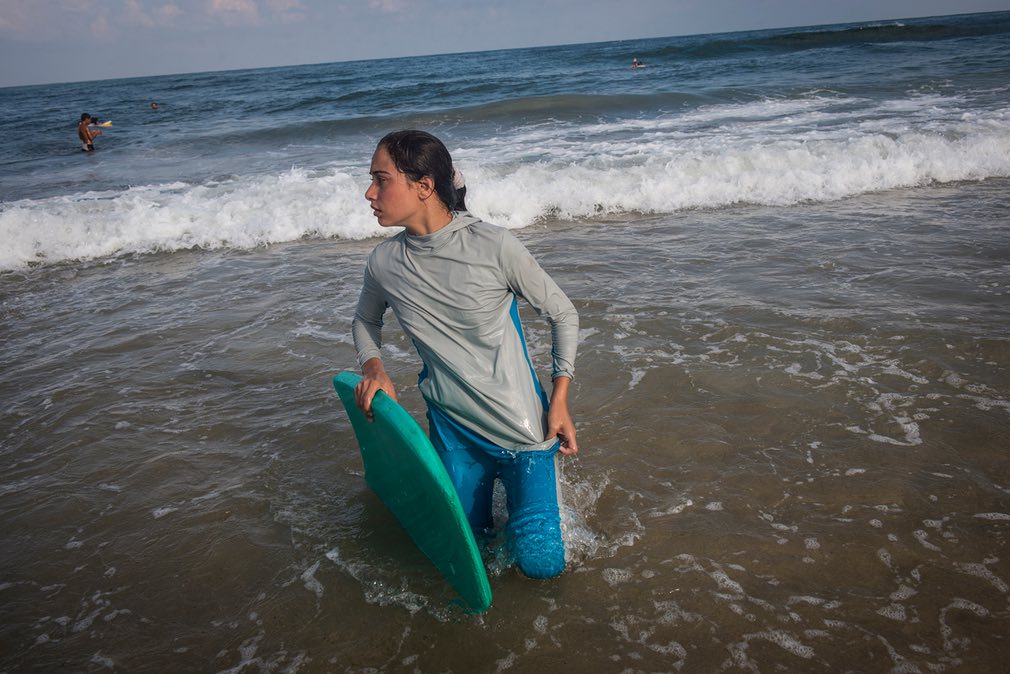 دختری در حال موج سواری در فلسطین