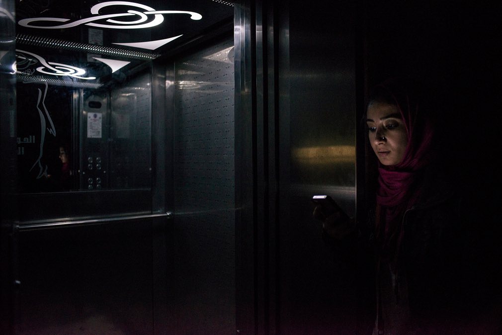 دختری در آسانسور در غزه