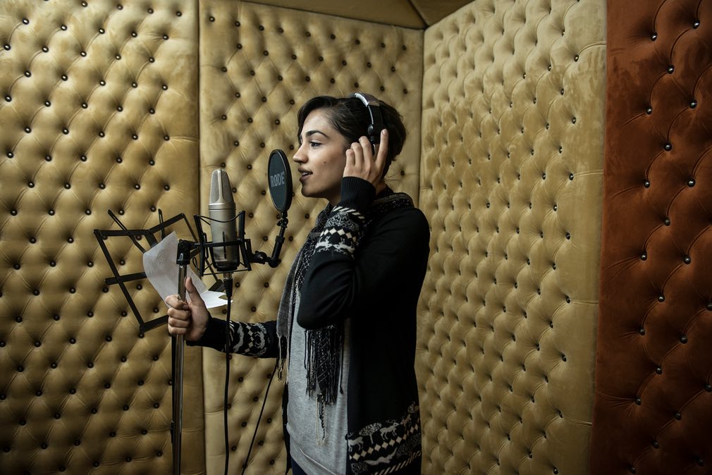 دختری در حال آواز خواندن در فلسطین