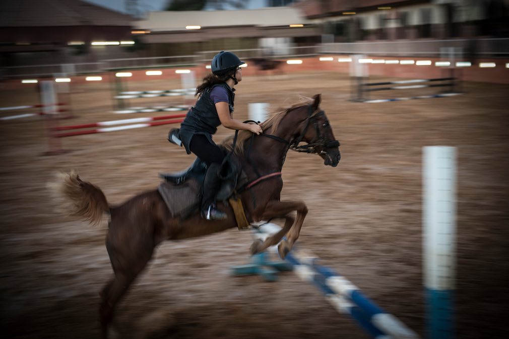 دختری در حال اسب سواری در فلسطین